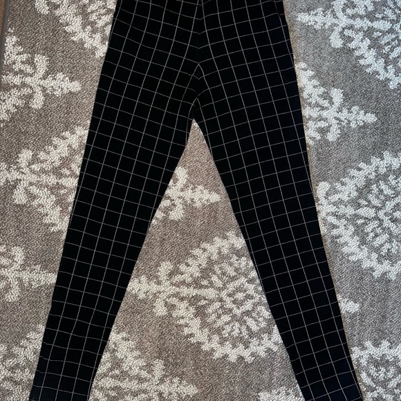 đź–¤Express stretches, size XS, black and white stripe plaid design đź–¤ - Picture 9 of 10